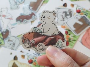 sticker petit ours mignon petite voiture rouge illustration Tiphaine Boilet illustrateur freelance Nantes Angers