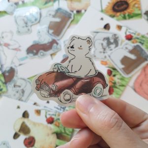 sticker petit ours mignon petite voiture rouge illustration Tiphaine Boilet illustrateur freelance Nantes Angers