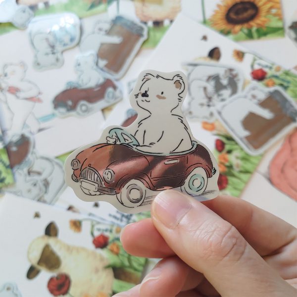 sticker petit ours mignon petite voiture rouge illustration Tiphaine Boilet illustrateur freelance Nantes Angers
